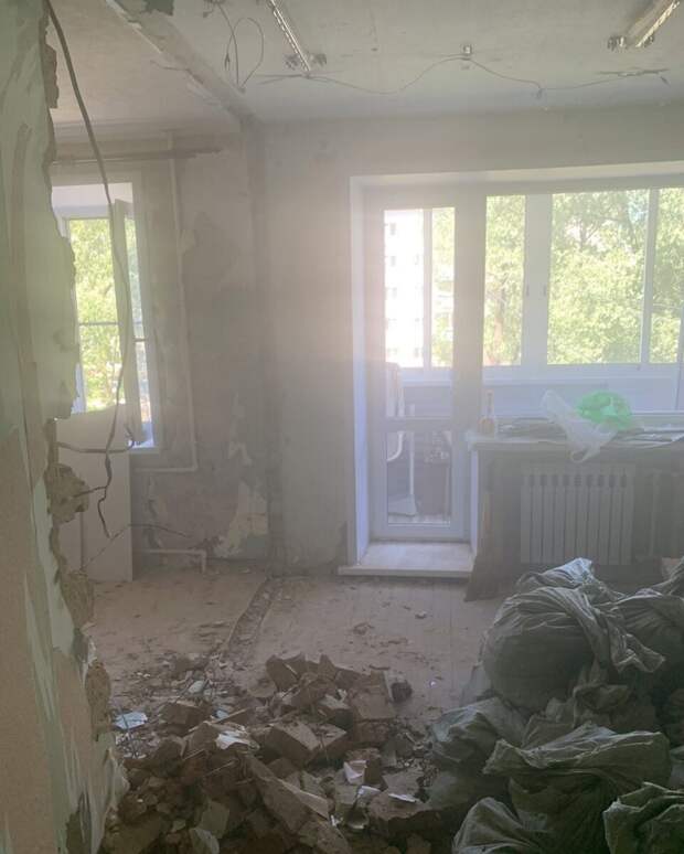 В квартире пришлось переделывать абсолютно всё. Сносить стены (перепланировка узаконена, не переживайте), менять полы, окна, сантехнику...