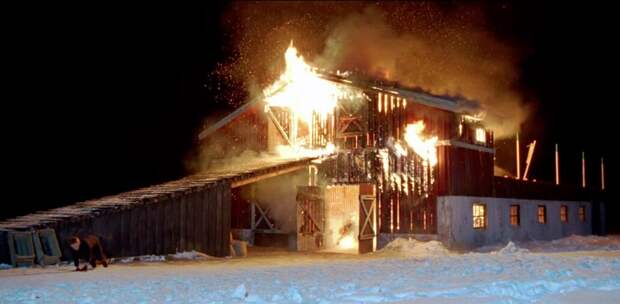 Тот самый сарай который сожгли бунтовщики. Кадр из фильма "Король острова дьявола", 2010 г.