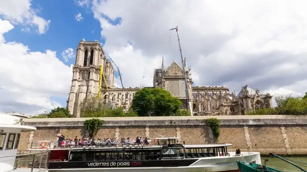 В прокуратуре Парижа назвали возможные причины пожара в Нотр-Даме