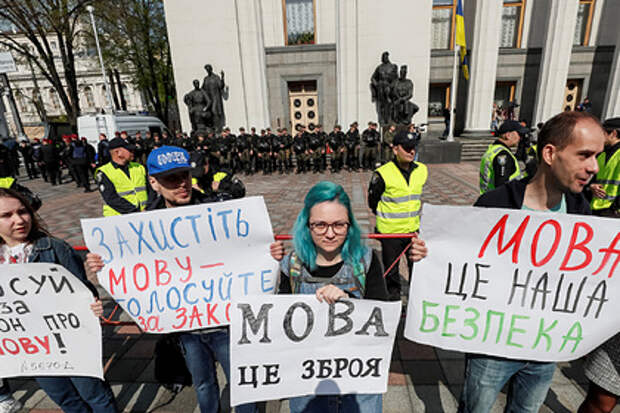 Языковой закон на Украине не позволил журналистам пообщаться с политологом из Грузии