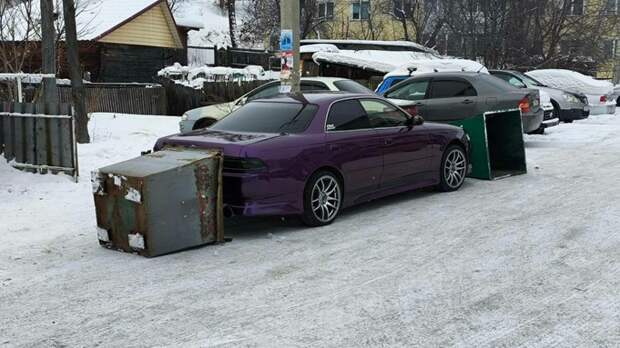 На Алтае автомобиль заблокировали мусорными контейнерами за неправильную парковку