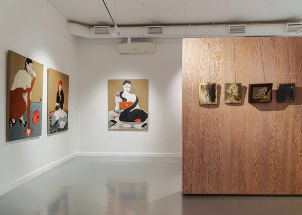 Экспозиция выставки «Леда съела лебедя»