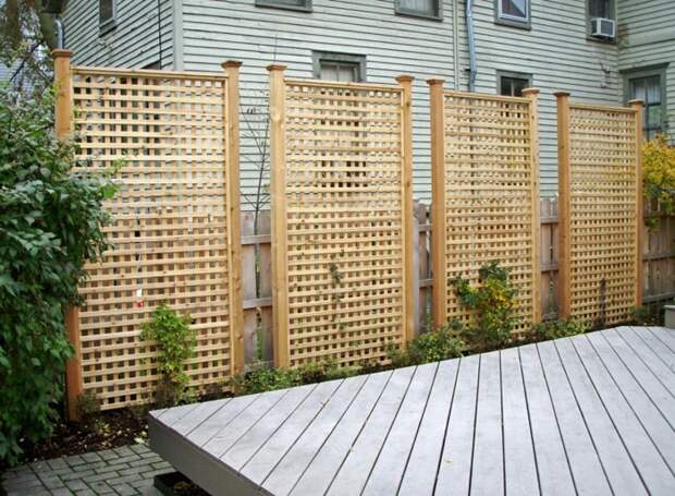 Часто забор в виде деревянной решетки применяют в ландшафтном дизайне.