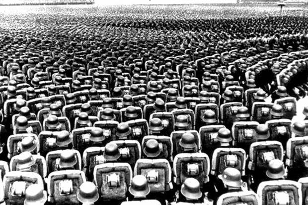 Бесконечные ряды немецких солдат на параде в Нюрнберге, Третий Рейх, 1937 год. история, ретро, фото