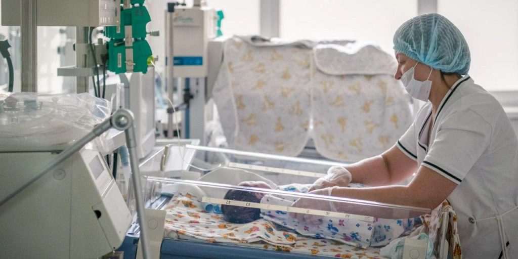 В роддоме ГКБ №24 родители смогут наблюдать за новорожденными онлайн