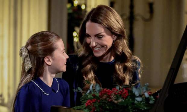 «Особенный дуэт»: Кейт Миддлтон и принцесса Шарлотта сыграли на фортепиано во время рождественской службы