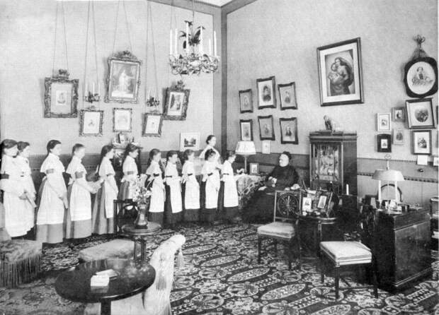 Медицинский осмотр. Выпускной альбом института 1889 года. Медицинский осмотр. Выпускной альбом института 1889 года.
