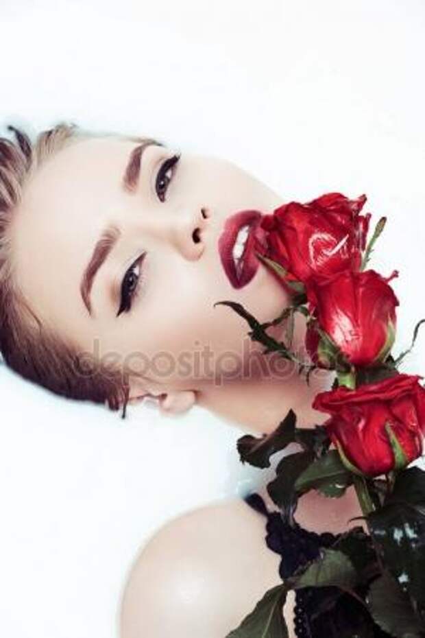 Женщина с красными розами Лицензионные Стоковые Фото