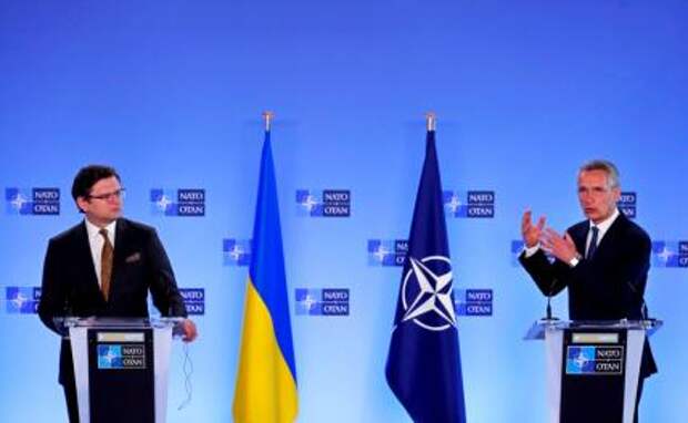 На фото: министр иностранных дел Украины Дмитрий Кулеба (слева) и генсек НАТО Йенс Столтенберг (справа) во время пресс-конференции в штаб-квартире НАТО