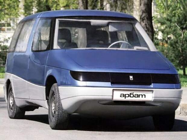 В 1980-х годах западная автомобильная промышленность была охвачена увлечением минивэнами. В конце концов, он добрался до Советского Союза, что побудило инженеров АЗЛК начать разработку собственной модели в 1987 году. Двумя годами позже был показан прототип 2139 Арбат, спроектированный Александром Кулугиным, с передней и средней стойками, любопытным образом напоминающими появившийся намного позже Skoda Roomster. У концепта раздвижная дверь, а передние сиденья можно поворачивать на 180 градусов, как в Renault Espace. Но производства нет.