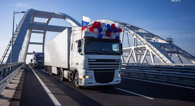 "Мужики, если честно, не верится": Дальнобойщики приветствуют открытие Крымского моста для грузовиков (видео)