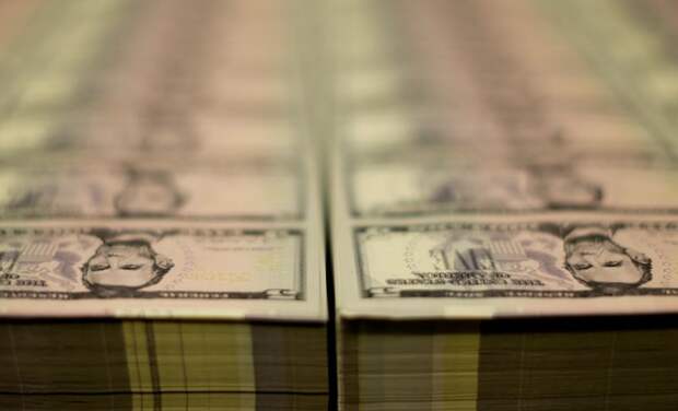 Средний курс продажи наличного доллара США в банках Москвы достиг минимального значения за месяц и составляет 74,216 руб.