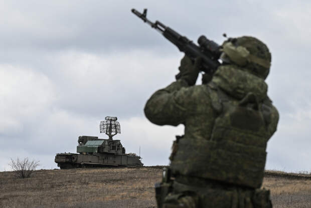 Украинские беспилотники третий день сбивают на подлете к Москве. Что известно о продолжающейся атаке?