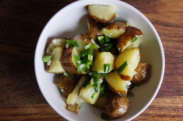 Картофель с зеленым луком и чесноком