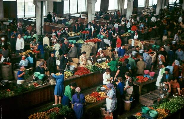 В СССР прилавки были пустые. Колхозный рынок.