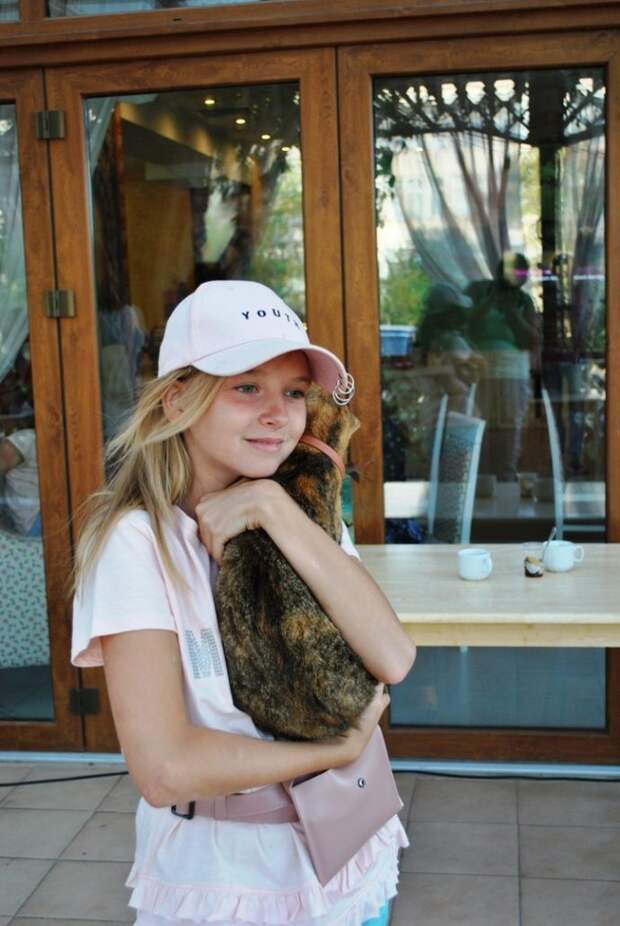 девочка в кепке с кошкой