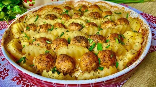 Фото к рецепту: Горячее блюдо из фарша и картофеля