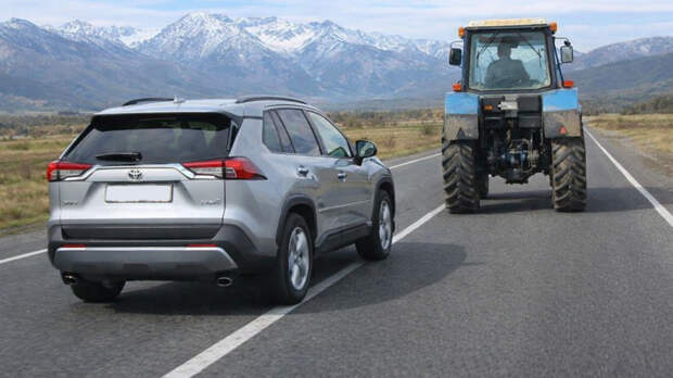 ГАИ объяснила, когда можно обогнать трактор через сплошную линию