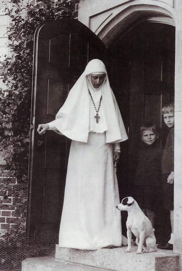 Настоятельница Марфо-Мариинской обители Великая княгиня Елизавета Федоровна с племянниками. 1913 год.