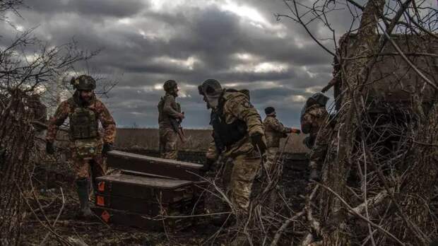 Показаны кадры ударов FPV-дронов по плотам снабжения группировки ВСУ в Купянске