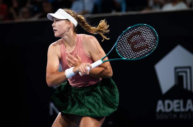 Мирра Андреева выиграла теннисный турнир WTA в Аделаиде, обыграв Викторию Мбоко