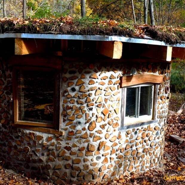 Дома-глиночурки можно построить из подручных материалов без использования спецсредств, которые применяются в обычном строительстве.