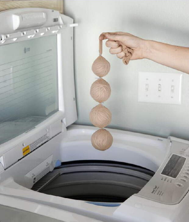 Гирлянда из шаров, которые пора отправить в стиральную машину.