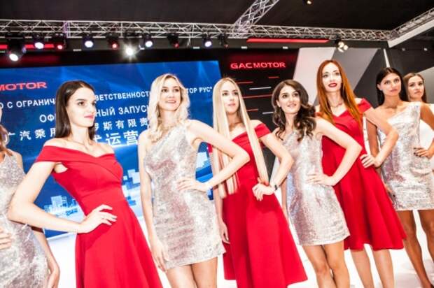 Подборка самых красивых девушек с Московского автосалона 2018