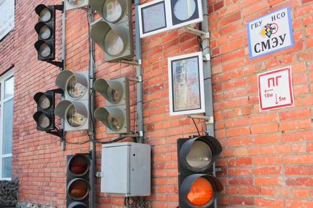 Прокуратура через суд обязала мэрию сделать светофоры и тротуары