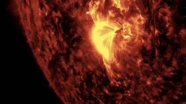 Плазменное облако от мощной вспышки на Солнце исчезло по пути к Земле