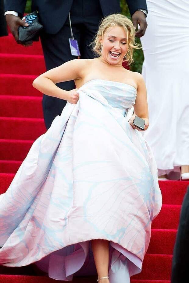 13. Хайден Панеттьери оступилась на лестнице на Met Gala 2014, поэтому дальнейший подъем она осуществляла, задрав юбку. А в конце пути воскликнула: "Аллилуйя! Я сделала это!" 13. Хайден Панеттьери оступилась на лестнице на Met Gala 2014, поэтому дальнейший подъем она осуществляла, задрав юбку. А в конце пути воскликнула: "Аллилуйя! Я сделала это!"