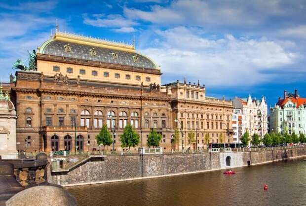 Здание возведено на народные пожертвования и ознаменовало начало развития чешского драматического и музыкального искусства.