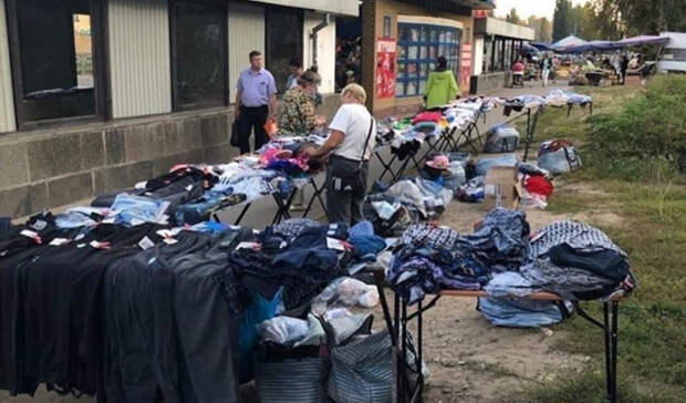 Нижегородцев возмутил стихийный рынок возле станции метро «Двигатель революции»