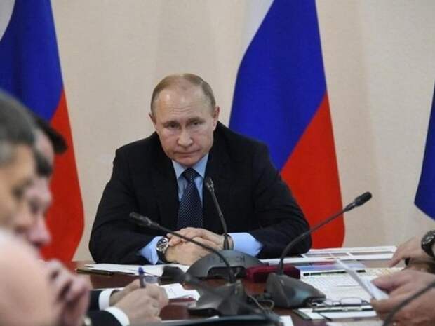 Владимир Путин возмутился зарплате медработников в 30 тысяч рублей