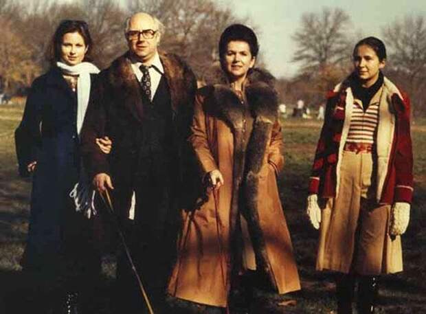 Галина Вишневская и Мстислав Ростропович с дочерями. 