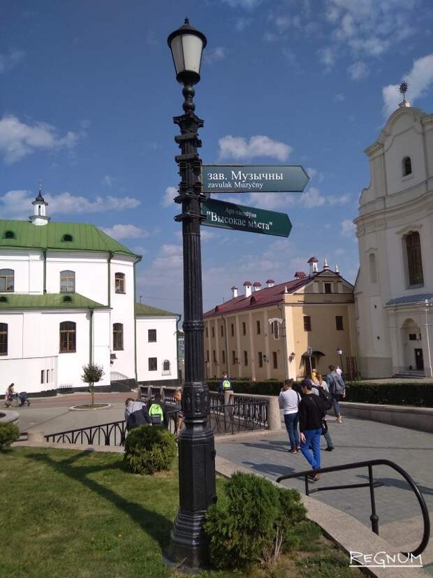 Уличный указатель в центре Минска около ст.метро «Немига»