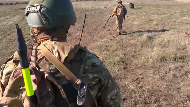 Саперы ВДВ поделились кадрами разминирования в Запорожской области