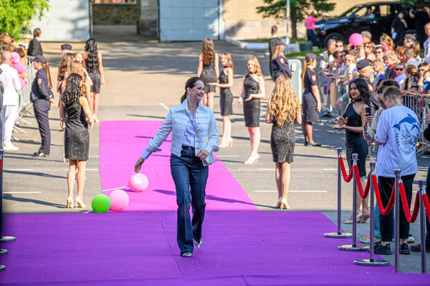 Актриса Ольга Кабо снялась на кинофестивале в джинсах-клеш и жакете