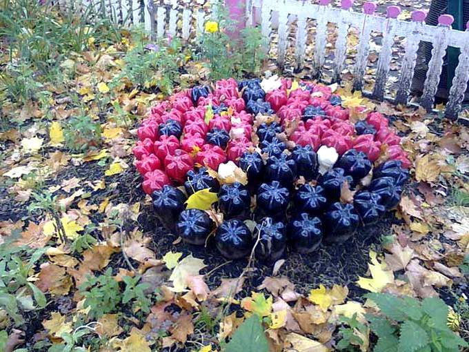 Цветник из пластиковых бутылок