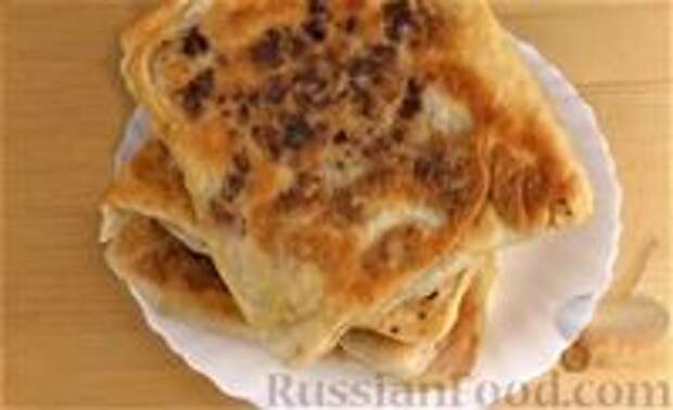 Фото к рецепту: Слоёные лепёшки с мясом и луком