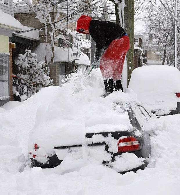 30. Женщина раскапывает машину в Эри, штат Пенсильвания канада, мороз, погода, сша, фото, холод, явление