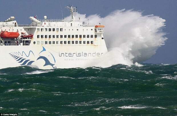 Новозеландский паром, перевозящий пассажиров между островами, преодолевает волны на выходе из гавани Веллингтона буря, корабли, море, океан, стихия, суда, фото, шторм