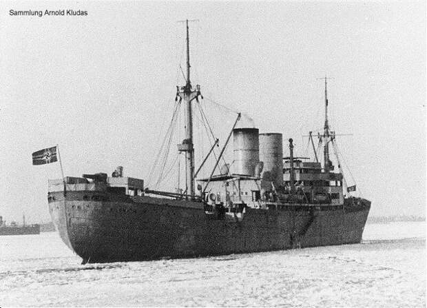 Вспомогательный крейсер "Атлантис" с установленной передней фальш-трубой.