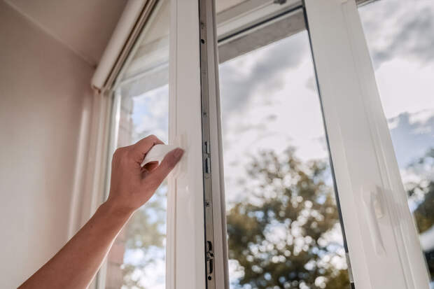 В Новосибирской области алиментщица пыталась сбежать от пристава через окно