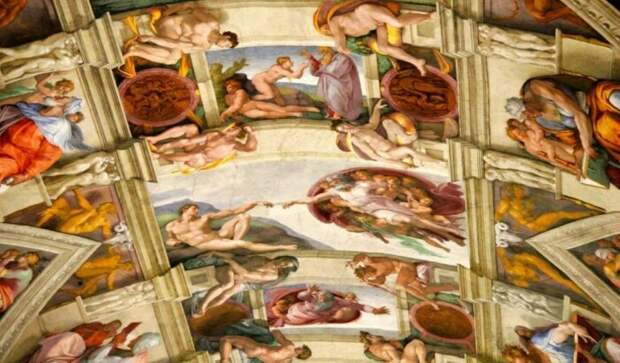 Фрески Микеланджело Буонарроти в Сикстинской капелле. «Сотворение Адама» – в центре. / Фото: www.yandex.net