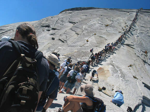 Каждый год парк посещают около 3 млн человек; большинство останавливается только в долине Йосемити