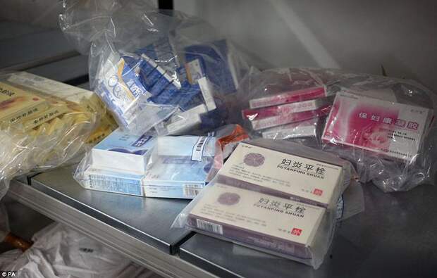 Разнообразие конфискованной контрабанды в аэропорту Лондона аэропорт, контрабанда, конфискация, Лондон, таможня