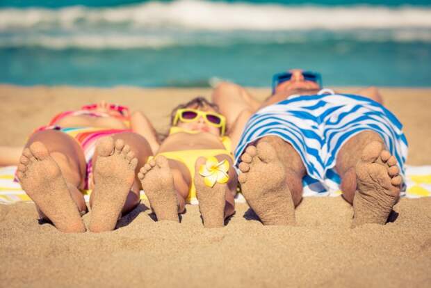 Загар на пляже и в солярии: Как стать красивой и сохранить здоровье