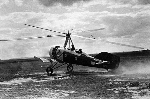 Летчик-испытатель поднимает в воздух один из первых советских автожиров, 1932 г.