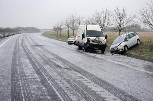 Как избежать аварии когда на дороге образуется черный лед